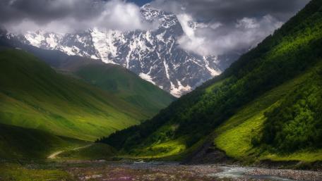 Majestic Mountain Valley Scene wallpaper