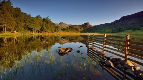 Serene Lake View with Reflection in Nature wallpaper