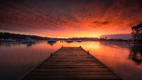 Serene Sunset Over Tranquil Waters wallpaper