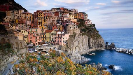 Manarola at fall wallpaper