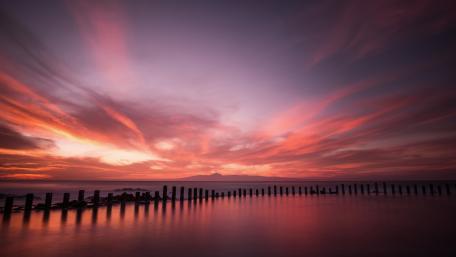Serene Twilight Over Tranquil Waters wallpaper