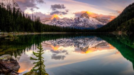 Majestic Mountain Reflections in Tranquil Waters wallpaper