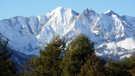 Majestic Snow-Capped Peaks of the Alps wallpaper
