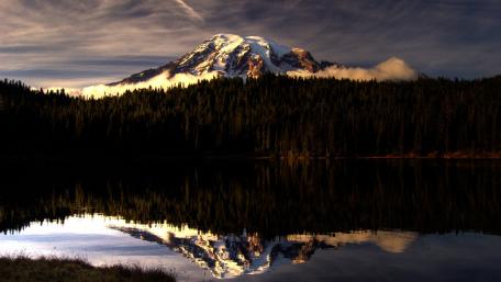 Serenity of Dusk Reflected in Nature's Canvas wallpaper