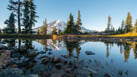 Tranquil Mountain Reflection in the Lake wallpaper