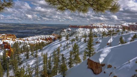 Winter Wonderland in Majestic Mountains wallpaper