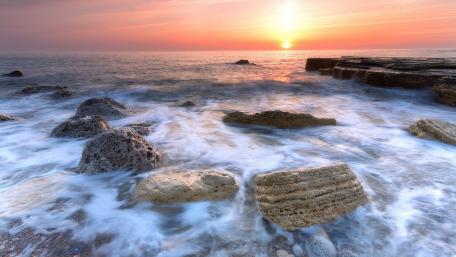 Serene Sunset by the Ocean Waves wallpaper