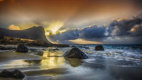 Golden Rays Over Tranquil Shoreline at Sunset wallpaper