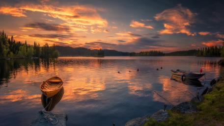 Tranquil Norwegian Sunset Over Calm Waters wallpaper