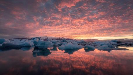 Serene Reflections at Dusk wallpaper
