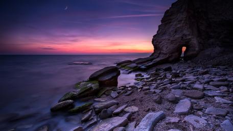 Tranquil Dusk by the Black Sea Coast wallpaper