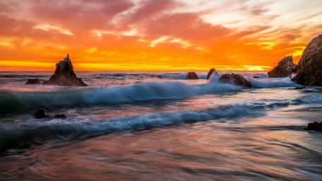 Majestic Sunset Over Serene Waves wallpaper
