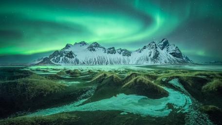 Polar lights over the Vestrahorn Mountains wallpaper