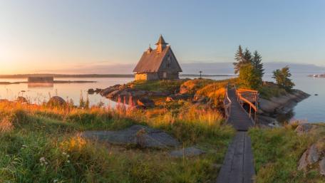 Old wooden church in Rabocheostrovsk wallpaper
