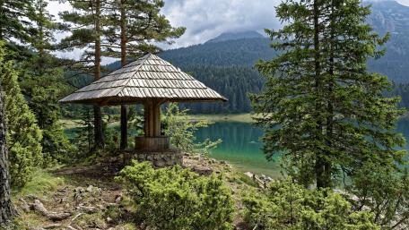 Tranquil Gazebo by the Lake Amidst Lush Greenery wallpaper
