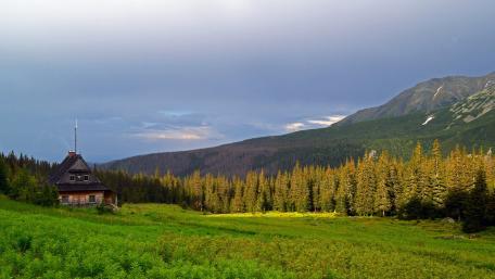 Serene Mountain Retreat in Lush Green Landscape wallpaper