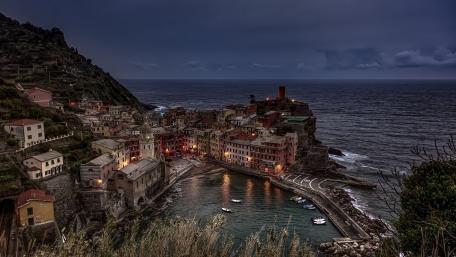 Manarola at dusk wallpaper