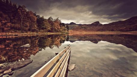Autumn Serenity at the Lake wallpaper