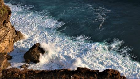 Serene Waves Crashing on Rocky Shoreline wallpaper
