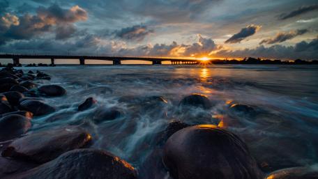 Serene Dusk Over Tranquil Waters wallpaper