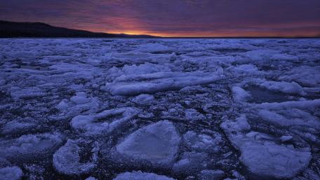 Frozen Serenity at Dusk wallpaper