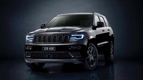 Sleek Black Jeep Grand Cherokee Wallpaper wallpaper