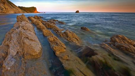 Tranquil Shoreline at Sunset wallpaper