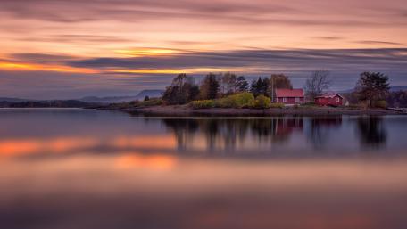 Serene Lakeside Cottage at Sunset wallpaper