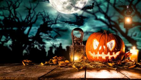 Haunting Halloween Night with Glowing Pumpkin Lanterns wallpaper