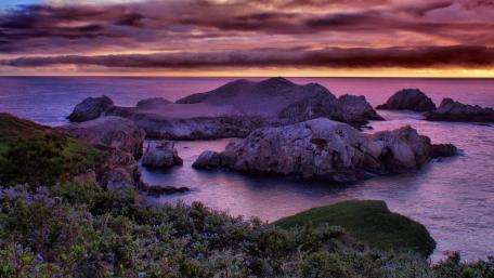 Serene Dusk Over the Ocean Waves wallpaper