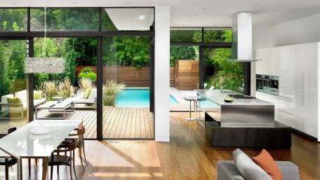 Luxury home with swimming pool wallpaper