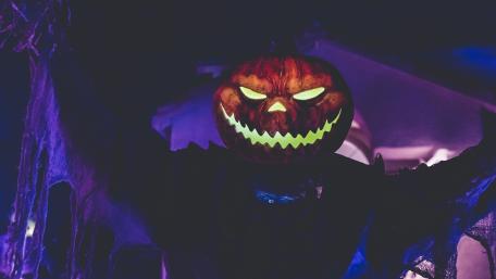 Glowing Pumpkins Eerie Halloween Night 4K wallpaper