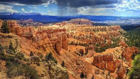 Rain over Bryce Canyon wallpaper