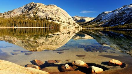 Serene Lake Reflection in Nature's Beauty wallpaper