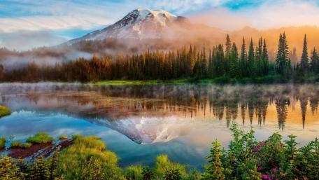 Mount Rainier in the sunrise - Washington, USA wallpaper