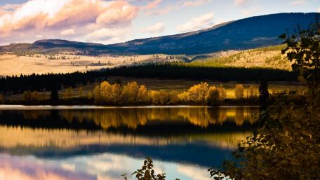 Tranquil Lake Reflection in Autumn Colors wallpaper