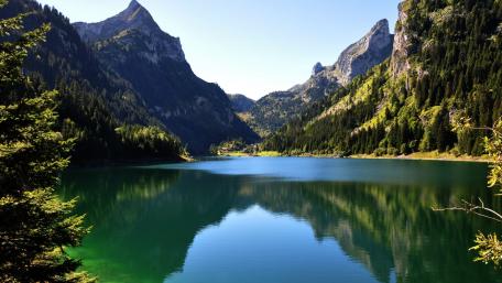Lakeside view wallpaper