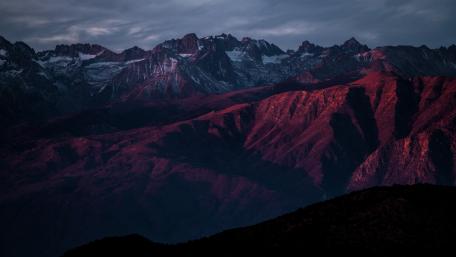 Majestic Mountain Range at Dusk wallpaper