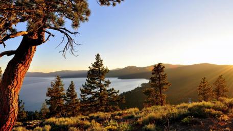 Serene Lake Landscape at Sunset wallpaper