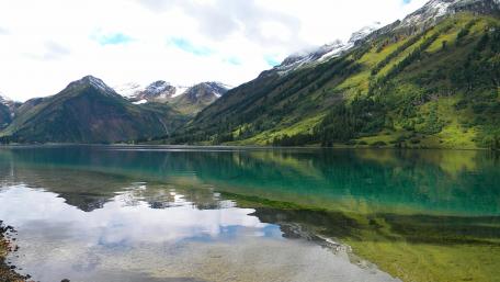 Lake in the Sayan Mountains wallpaper