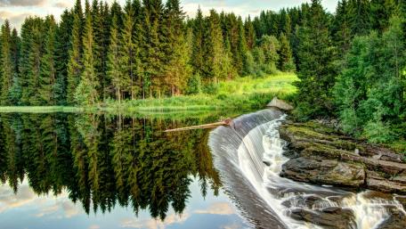 Tranquil Waterfall Reflection in Green Oasis wallpaper
