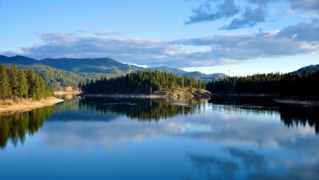 Tranquil Reflections on a Serene Lake wallpaper