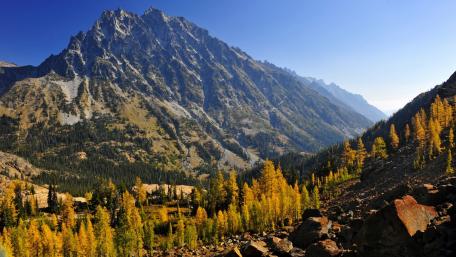 Majestic Mountain Peaks in Autumn Glory wallpaper