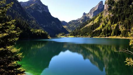 Serene Mountain Lake Reflection wallpaper
