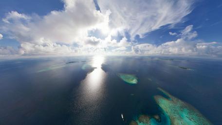 Serene Horizon Over Tranquil Waters wallpaper