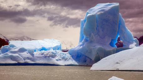 Majestic Iceberg in Tranquil Waters wallpaper