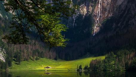 Serene Lakeside Cottage in Majestic Valley wallpaper