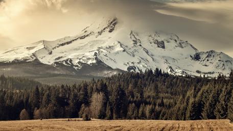 Mount Hood peak in the clouds wallpaper