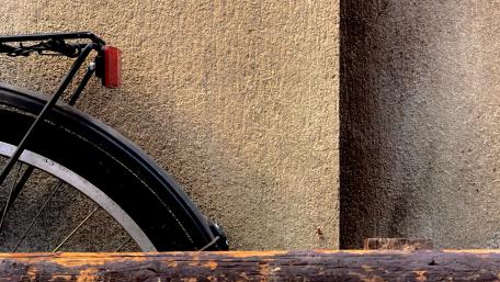 An old bicycle in the yard wallpaper