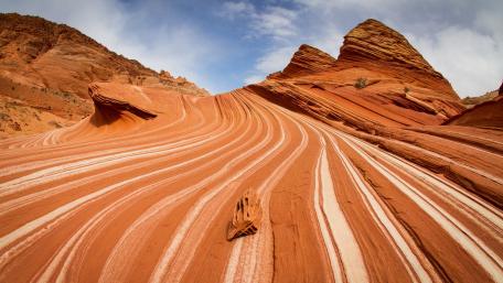 Stunning Waves of Coyote Buttes Rock Formation wallpaper